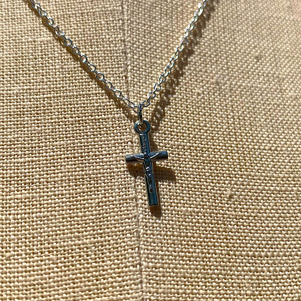 NWT Sterling Silver Plated Chain & Crucifix Alloy Metal Charm Necklace